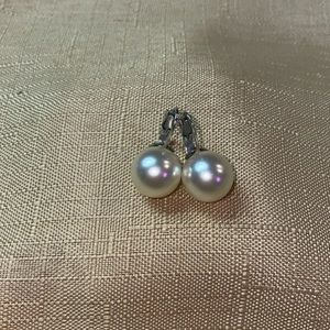 Marvella clip on pearl earrings. Beautiful clip that goes under the ear